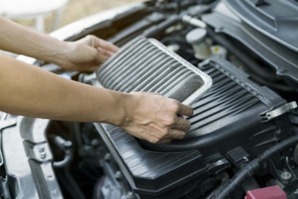 Cara Membersihkan Filter Udara Mobil dan Tanda Kerusakannya