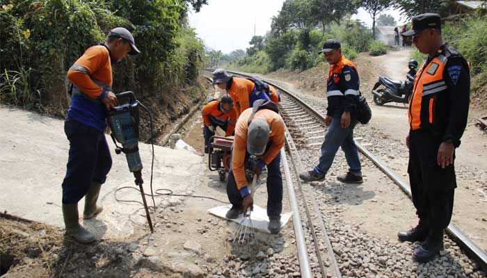 KAI Daop 1 Jakarta Tutup 12 Perlintasan Liar Demi Keselamatan, Target 40 Titik di 2025