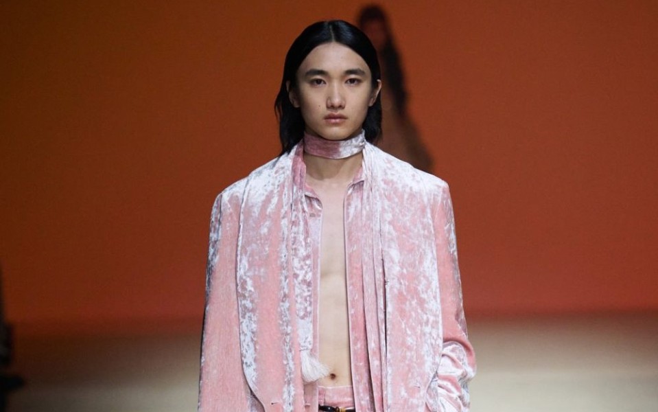Xu Zhi Hadirkan Gaya Bohemian Khas Asia di Shanghai Fashion Week 2025