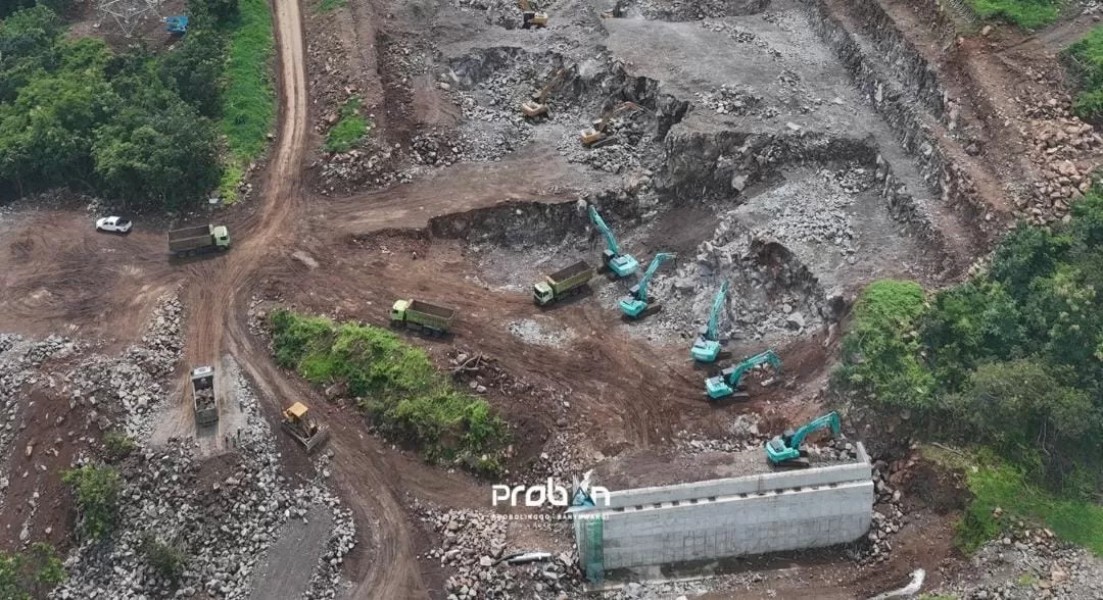 Proyek Tol Probowangi Membelah Bukit di Paiton, Lebih dari Sekadar Pembangunan Jalan