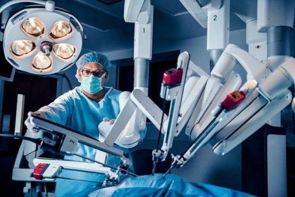 Inovasi Kesehatan dengan Bedah Robotik dan Laparoskopi
