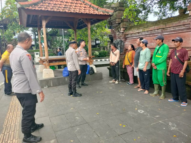 Jumat Berkah, Polres Gianyar Berbagi Sembako kepada Warga yang Membutuhkan