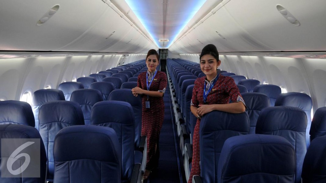 Alasan Pramugari Duduk Sama Saat Pesawat Lepas Landas