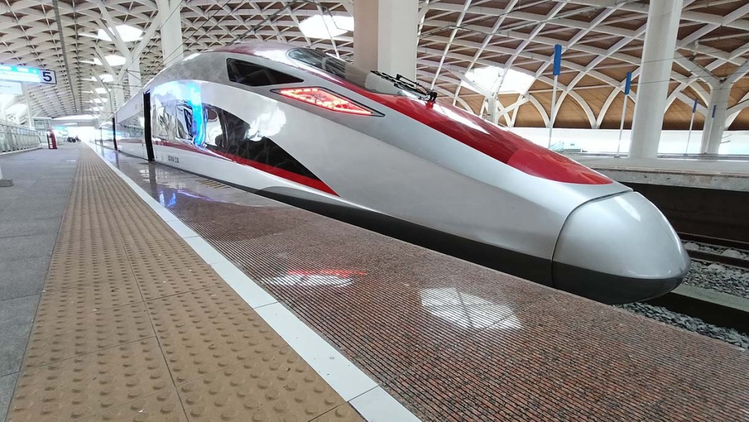Lonjakan Penumpang Kereta Cepat Whoosh Saat Lebaran 2025 Dikontraskan dengan Ancaman Defisit Keuangan KCIC