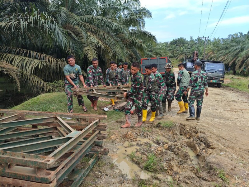 TNI AD Pulihkan Jalur Darat Langkat Lewat Jembatan Bailey Darurat