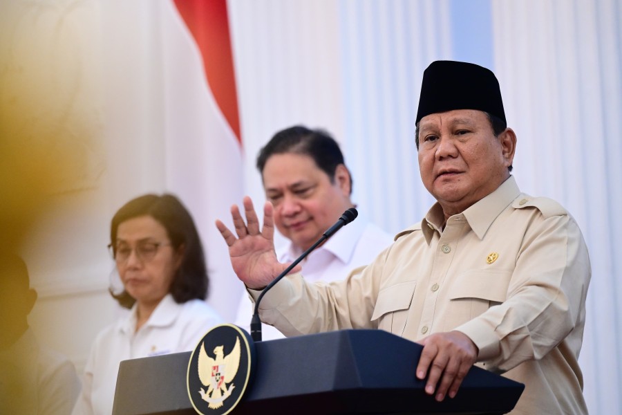 Prabowo Subianto Berikan Penghargaan Bintang Jasa Utama Kepada Kepala Badan Gizi Nasional