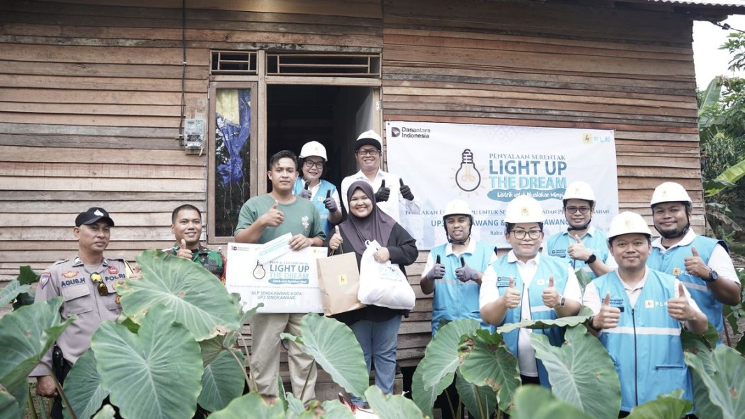 Program Light Up The Dream PLN Sambungkan Listrik Gratis Bagi 2.533 Keluarga