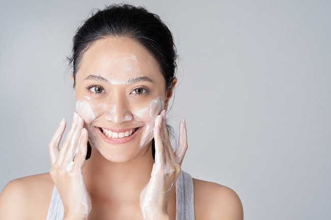 4 Langkah Efektif Cuci Muka untuk Dapatkan Kulit Glowing