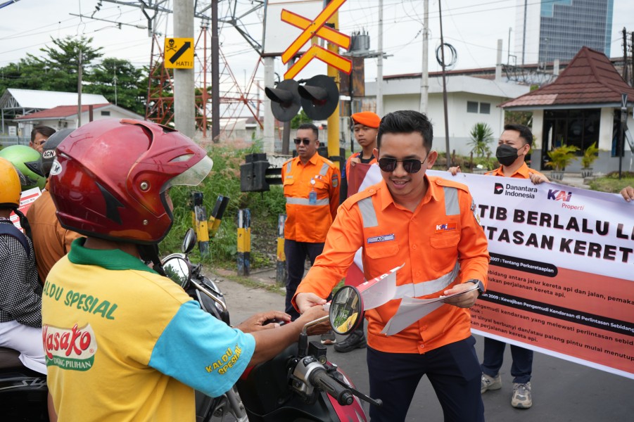Wajib Dahulukan Kereta, KAI Properti Sosialisasikan Aturan Jelang Angkutan Nataru