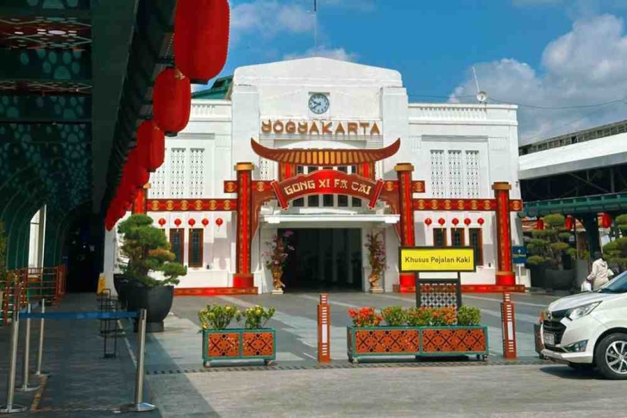 KAI Daop 6 Hadirkan Kemeriahan Atraksi Barongsai Di Stasiun Yogyakarta Libur Imlek