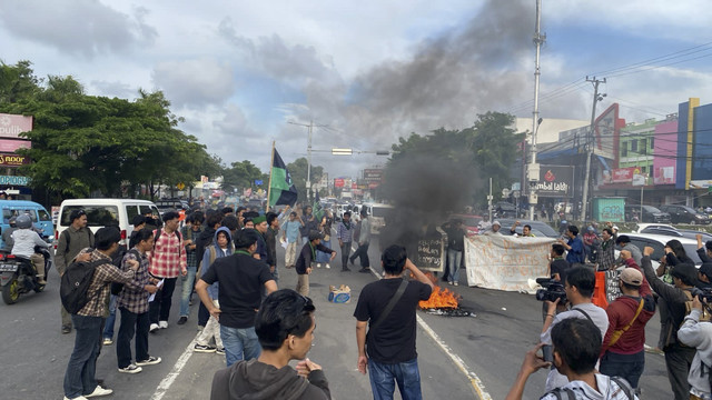 Mahasiswa Blokade Kontainer Kalla Logistik di Makassar, Tuntut Indonesia Gelap dengan Kepemimpinan Prabowo