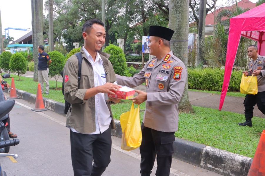 Kapolres Metro Berbagi Takjil dalam Semangat Kepedulian Ramadhan