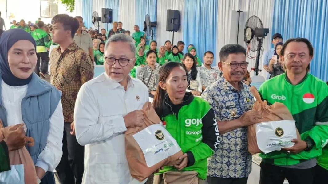 Menteri Zulhas Apresiasi Pembagian Sembako Gratis bagi Pengemudi Ojek Daring