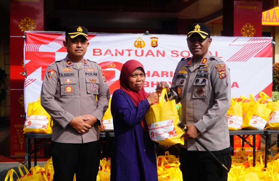 Rangkaian HUT Bhayangkara ke 79, Kapolsek Lawang Berikan Bansos Berupa Sembako kepada Warga