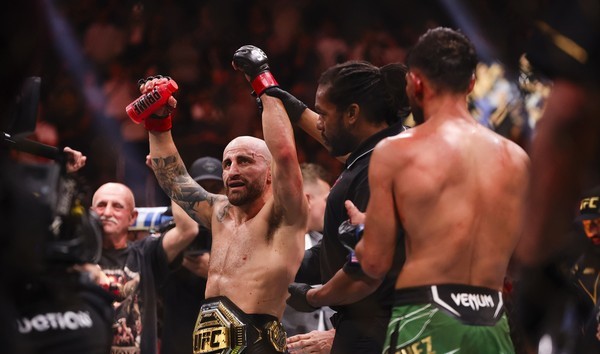 Cristiano Ronaldo Kirim Pesan Penuh Arti kepada Volkanovski Usai Rebut Kembali Gelar UFC