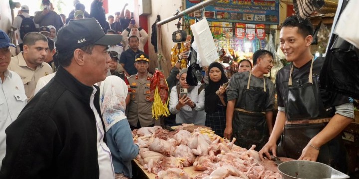 Mentan Ingatkan Pedagang Tetap Jual Daging Ayam Telur Sapi Sesuai HET