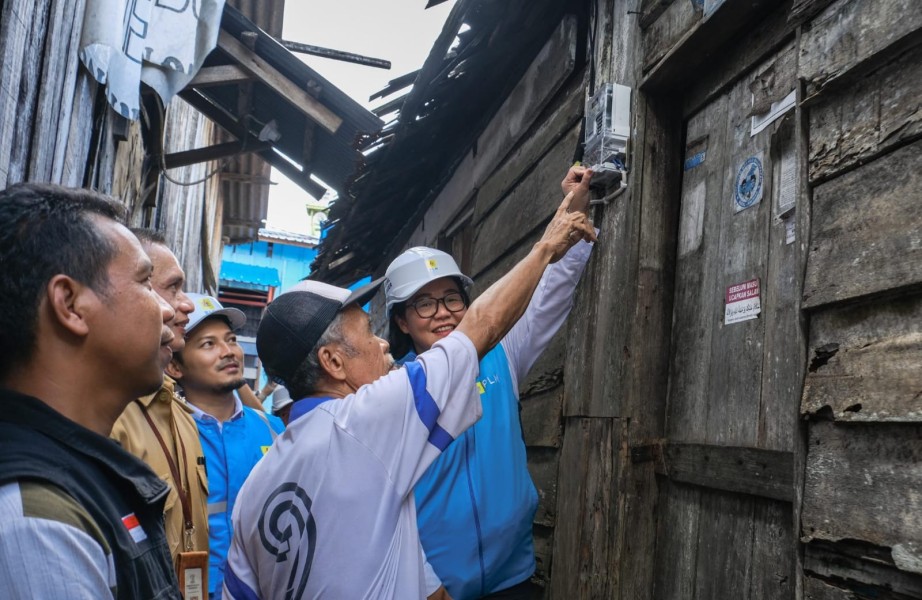 Bantu Warga Jalani Ramadhan dengan Lebih Baik, PLN UID Kaltimra Hadirkan Sambungan Listrik Gratis bagi Puluhan Keluarga