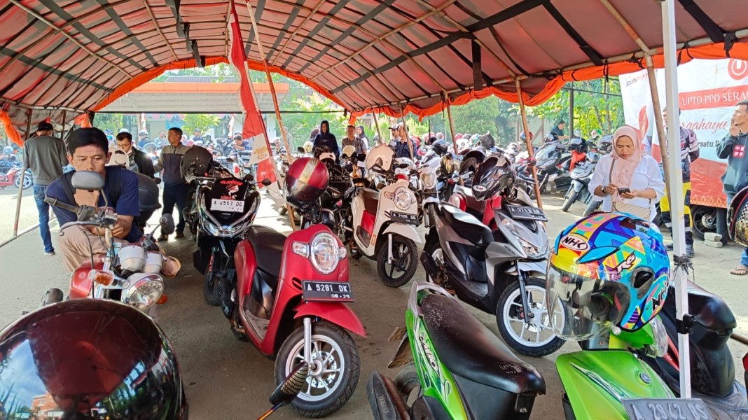 Samsat Kota Serang Ramai, Hari Terakhir Pemutihan Pajak Kendaraan Samsat Kota Serang Ramai, Hari Terakhir Pemutihan Pajak Kendaraan