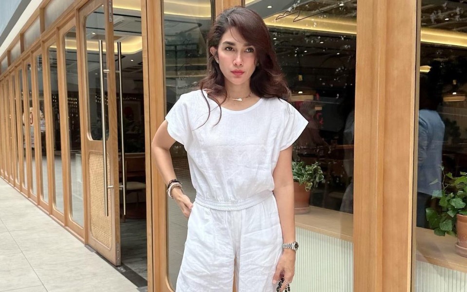 Ussy Sulistiawaty Tampil Santai Berolahraga di Rumah dengan Daster: “Yang Penting Niat”
