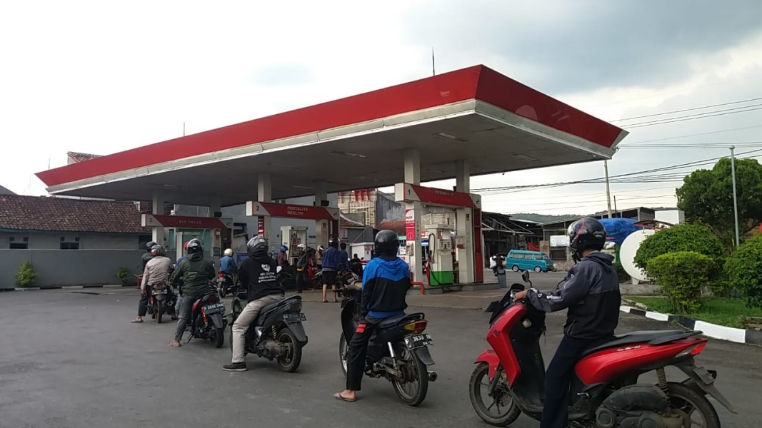 Antrean BBM Lumajang Warga Jember Atasi Pasokan