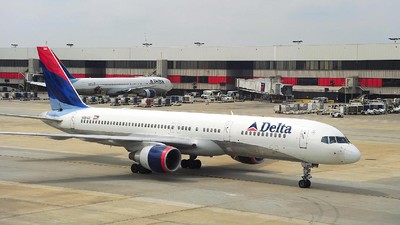 Mesin Pesawat Delta Terbakar di Bandara Orlando, Ratusan Penumpang Dievakuasi Darurat