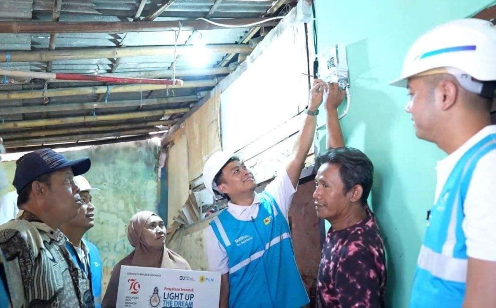 PLN Natuna Terangi Kehidupan Warga Kurang Mampu dengan Program Listrik Gratis