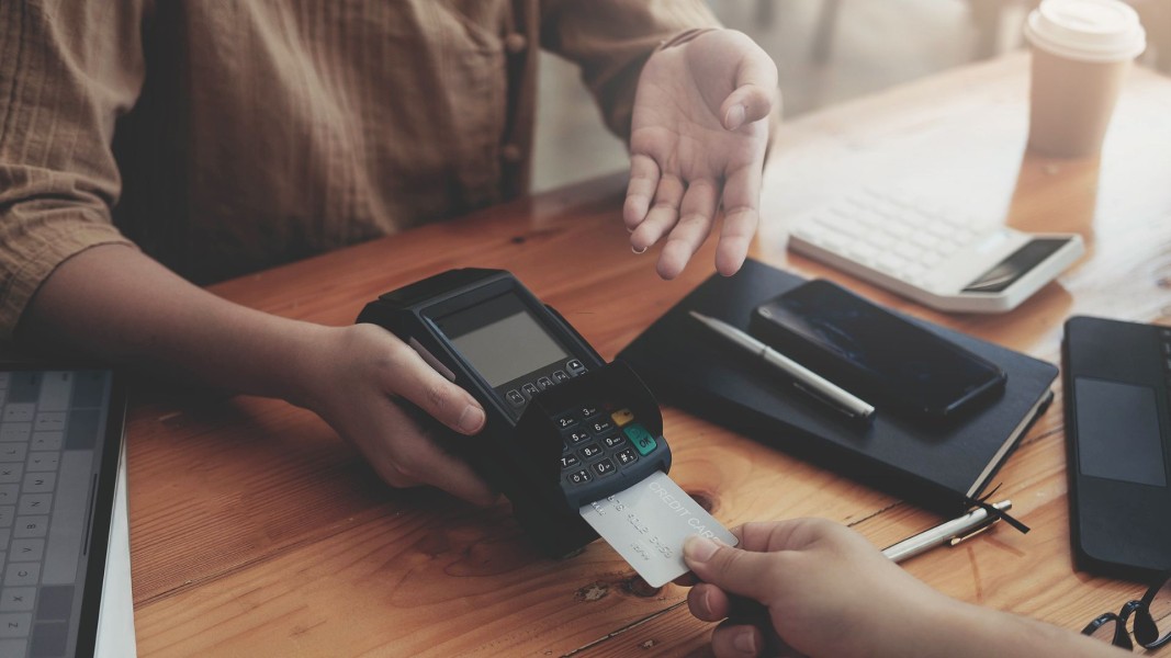 Mesin EDC adalah: Cara Kerja hingga Biaya Sewa