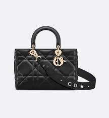 Dior Bag Lady memiliki Keanggunan dan Warisan Ikonik dalam Dunia Mode