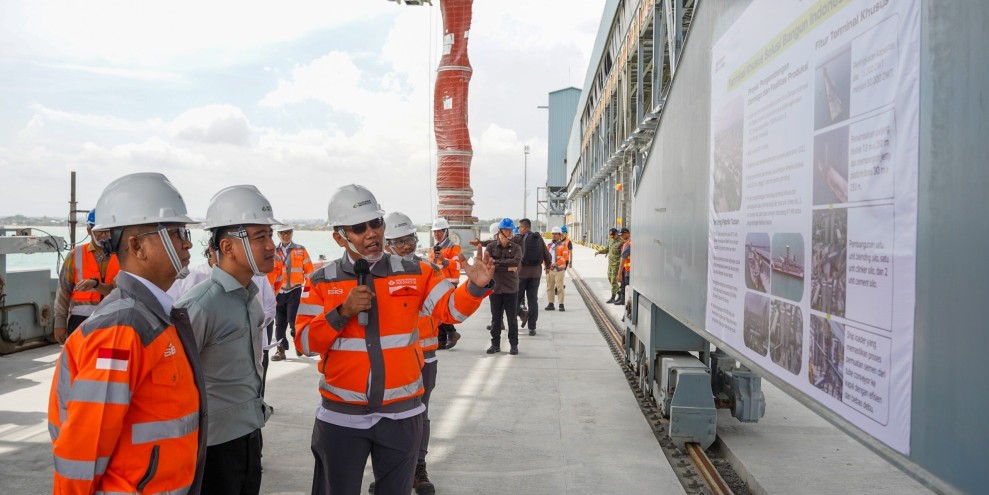 Gibran Pantau Langsung Pembangunan Dermaga dan Produksi Semen Tuban