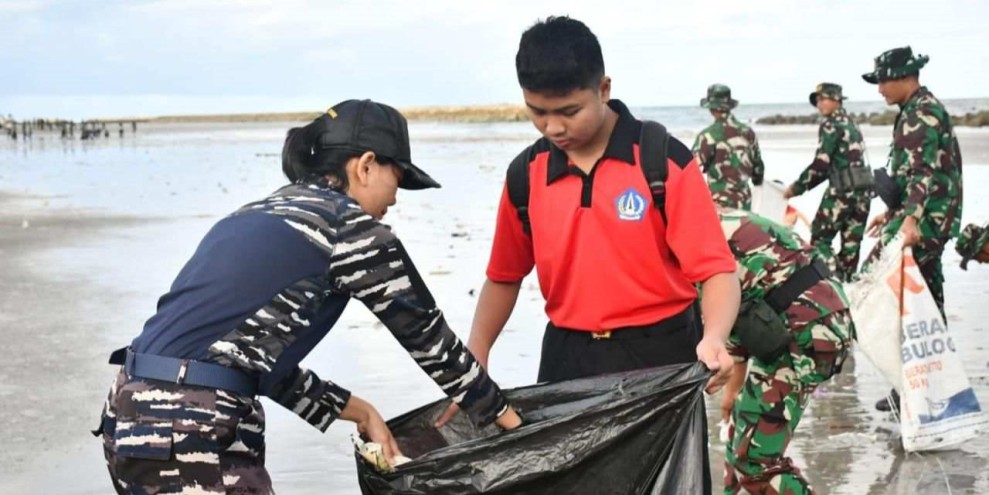 Kolaborasi TNI AL dan Pemprov Jatim Tingkatkan Kesadaran Lingkungan di Pantai Tambak Wedi