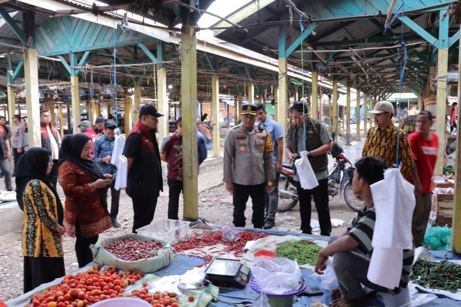 Kapolres Rohil Cek Harga Sembako di Pasar Ujung Tanjung