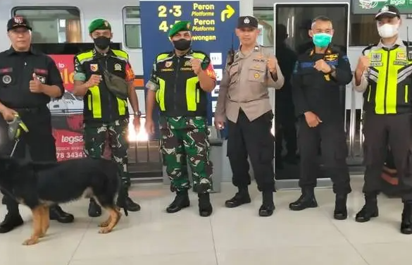 Pengamanan Ketat di Stasiun Kereta Api Kota Malang: Babinsa Klojen Beri Rasa Aman bagi Penumpang