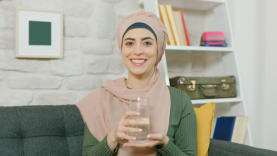 Panduan Dokter: Cara Tepat Mengatur Asupan Air Putih Selama Ramadhan Demi Kesehatan Ginjal