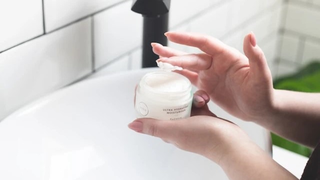 10 Rekomendasi Moisturizer Terbaik untuk Kulit Kering Agar Tetap Lembap