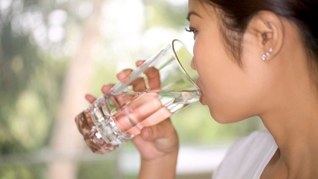 Rahasia Kulit Lembap dan Sehat Dimulai dari Rajin Minum Air Putih