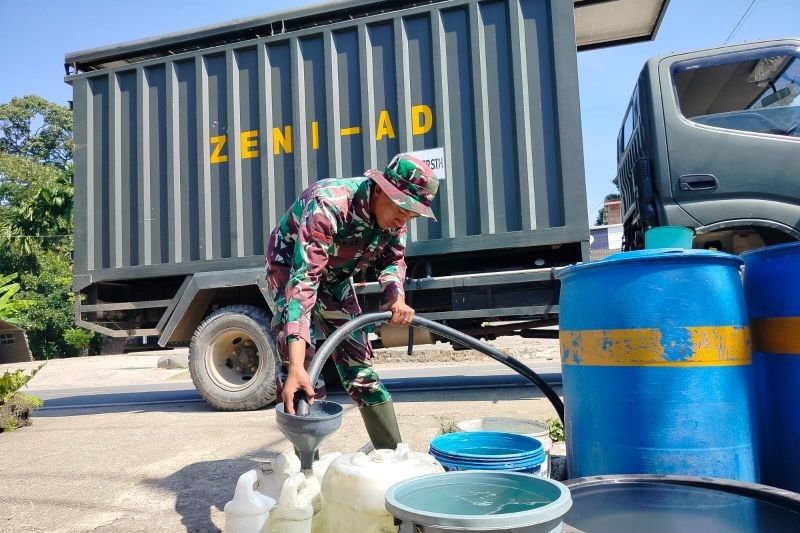 Distribusi Air Bersih TNI Ringankan Beban Warga Terdampak Bencana di Palembayan