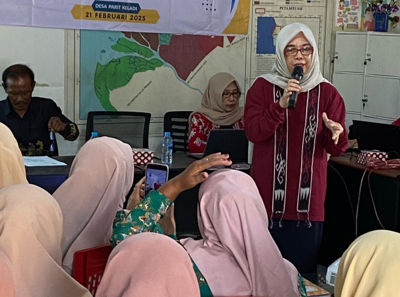 Pencegahan Judi dan Pinjaman Online Ilegal: Tim PKM Universitas Panca Bhakti Gelar Penyuluhan di Desa Parit Keladi