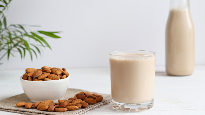 Susu Almond, Minuman Nabati Kaya Nutrisi Penopang Kesehatan Tubuh