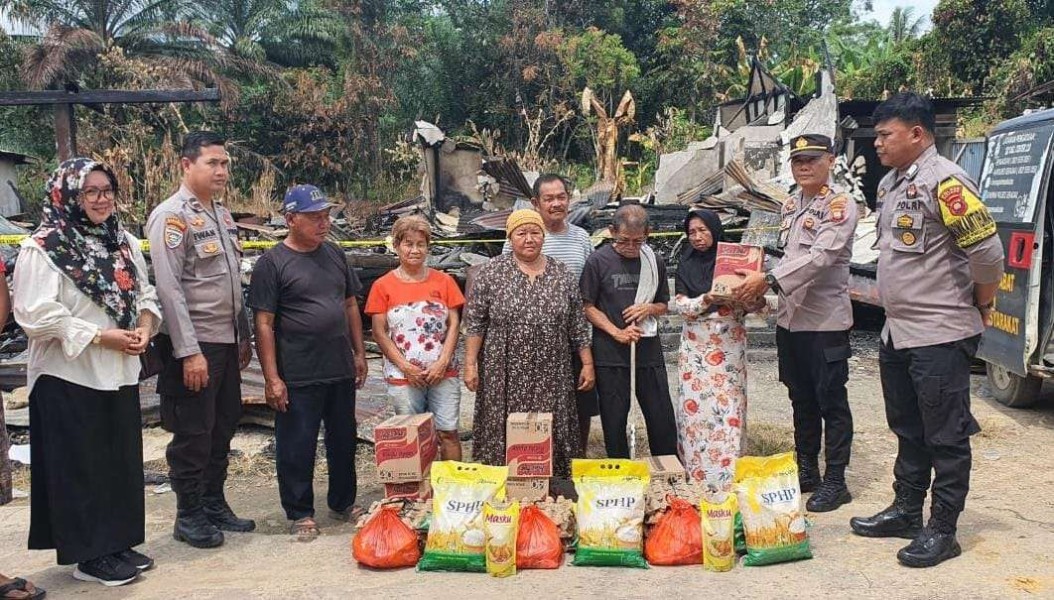 Polres Sekadau Salurkan Bantuan Sosial bagi Korban Kebakaran di Desa Peniti: Upaya Meringankan Beban Warga