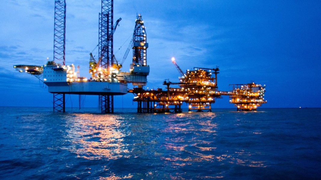 Harga Minyak Dunia Melonjak Tajam Dipicu Gangguan Produksi Amerika Serikat