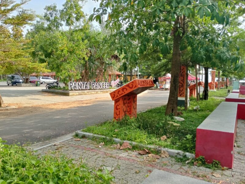 Plaza Kuliner Pantai Pancer Door Mulai Kumuh, Pedagang Bangun Tenda di Depan Kios