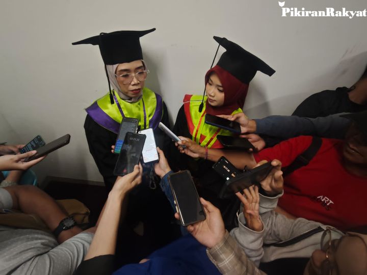 Momen Haru Guru Dan Putrinya Jalani Wisuda Bersama Di Unesa 2026