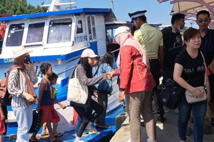 Penyeberangan Ajibata Ambarita Ramai Saat Libur Imlek Wisatawan Membludak