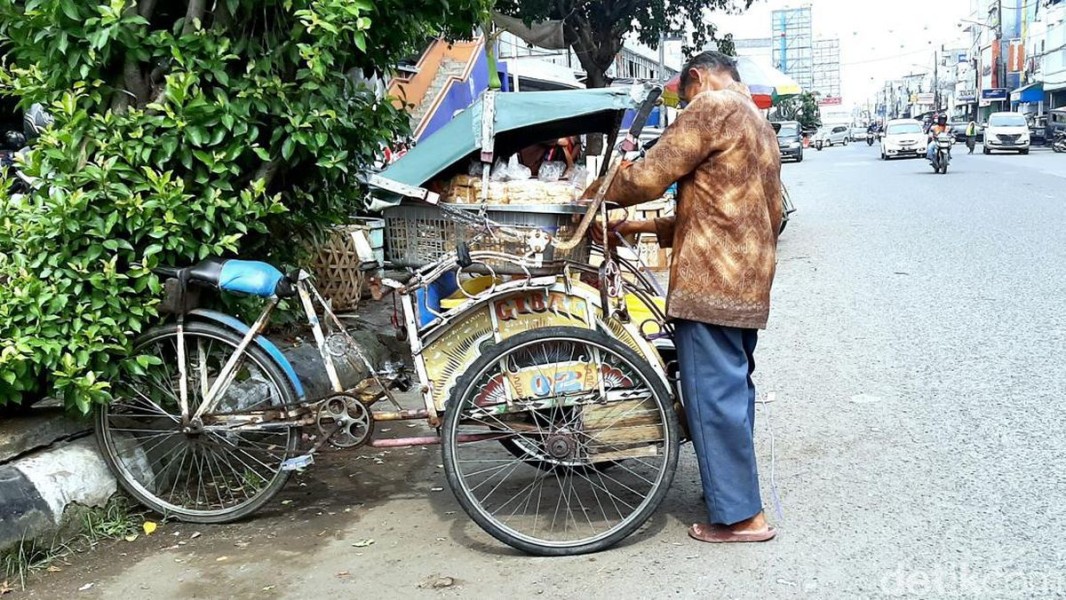 Tukang Becak Karawang Bertahan di Tengah Gempuran Transportasi Digital, Harapkan Perhatian Pemerintah