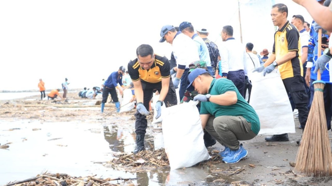 Langkah Nyata BNI Jaga Ekosistem Pesisir Melalui Aksi Bersih Pantai HPSN 2026