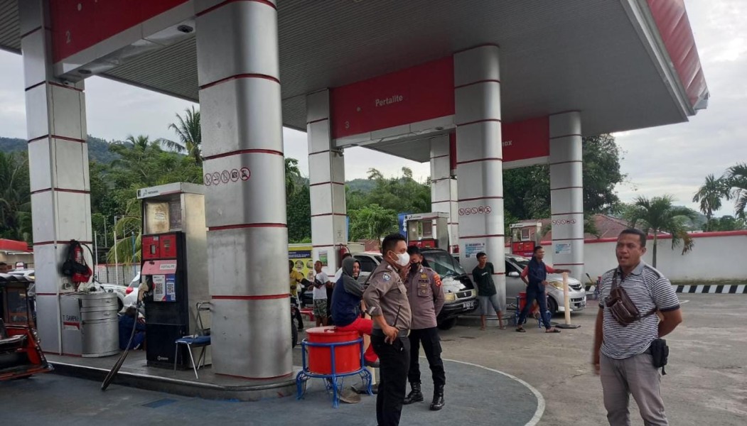 Mengantisipasi Kelangkaan BBM, Polsek Manggis Intensifkan Patroli SPBU