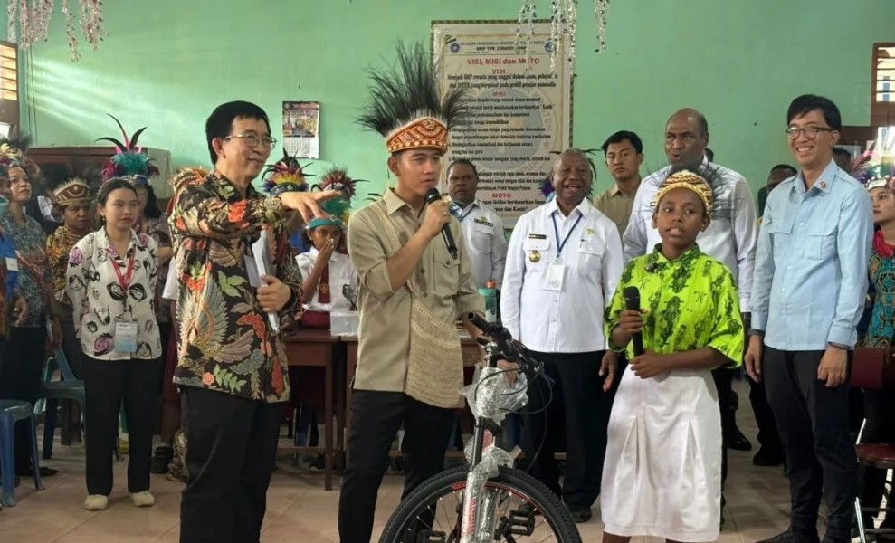 Gibran Berikan Sepeda Dorong Anak Papua Semangat Belajar Matematika