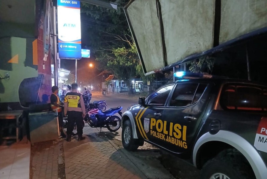 Patroli Polsek Jabung Sambang Pertokoan Dan Perbankan Cegah Gangguan Keamanan Pada Malam Hari
