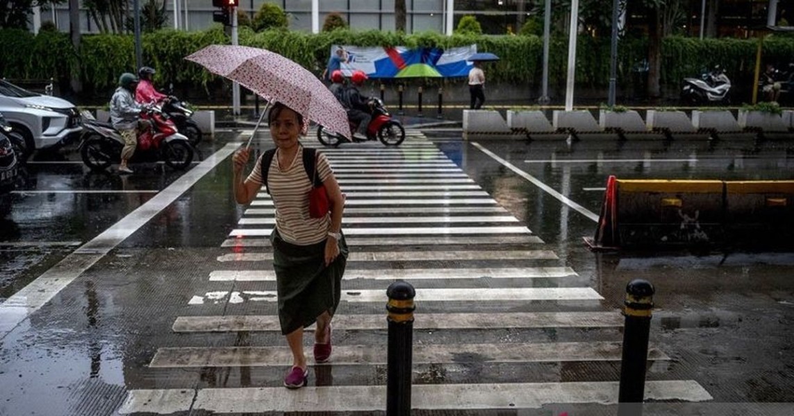 BMKG Ingatkan Warga Jakarta Hujan Ringan Sepanjang Siang Hingga Malam Hari