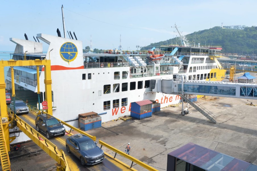HARI PELANGGAN NASIONAL, PT ASDP INDONESIA FERRY BAGIKAN HADIAH DI KMP BATUMANDI